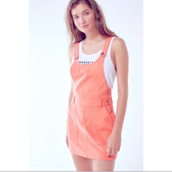 3/$20 Urban Outfitters overalls dress in coral,
Size 6 - Picture 1 of 5